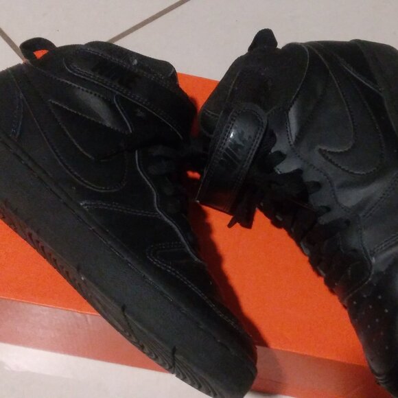 Shoes(Sneakers) - Picture 3 of 5